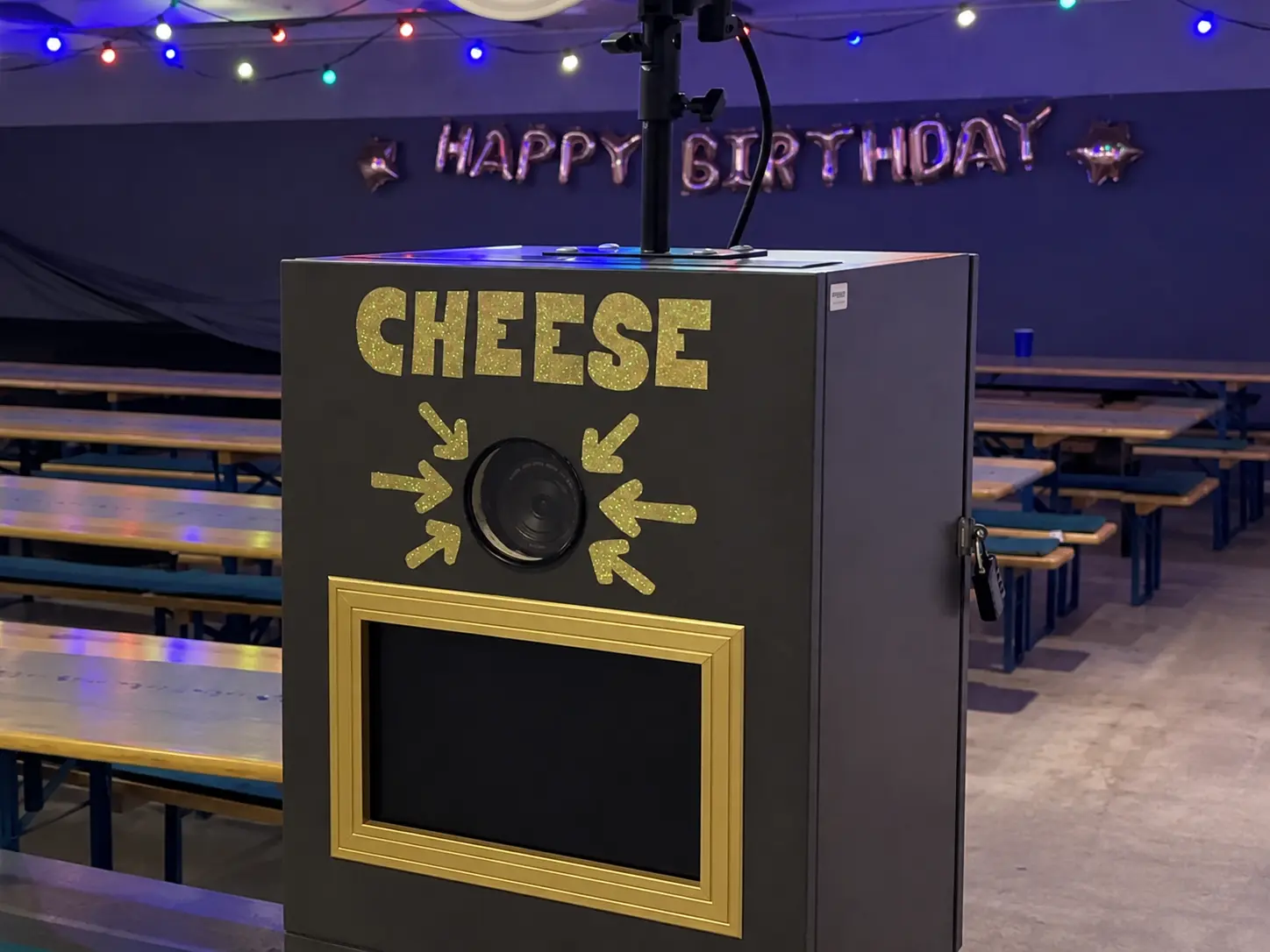 Fotobox bei einer festlich beleuchteten Geburtstagsparty