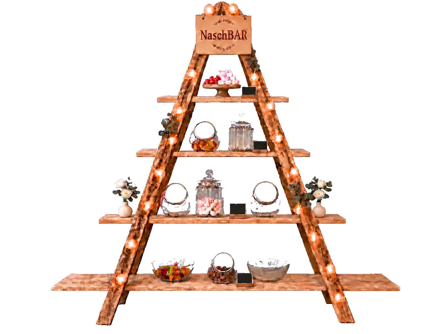 Freigestellte vierstufige Candy-Bar aus Holz mit NaschBAR-Schild, Bonbongläsern, Schalen, Blumendekoration und Lichterkette