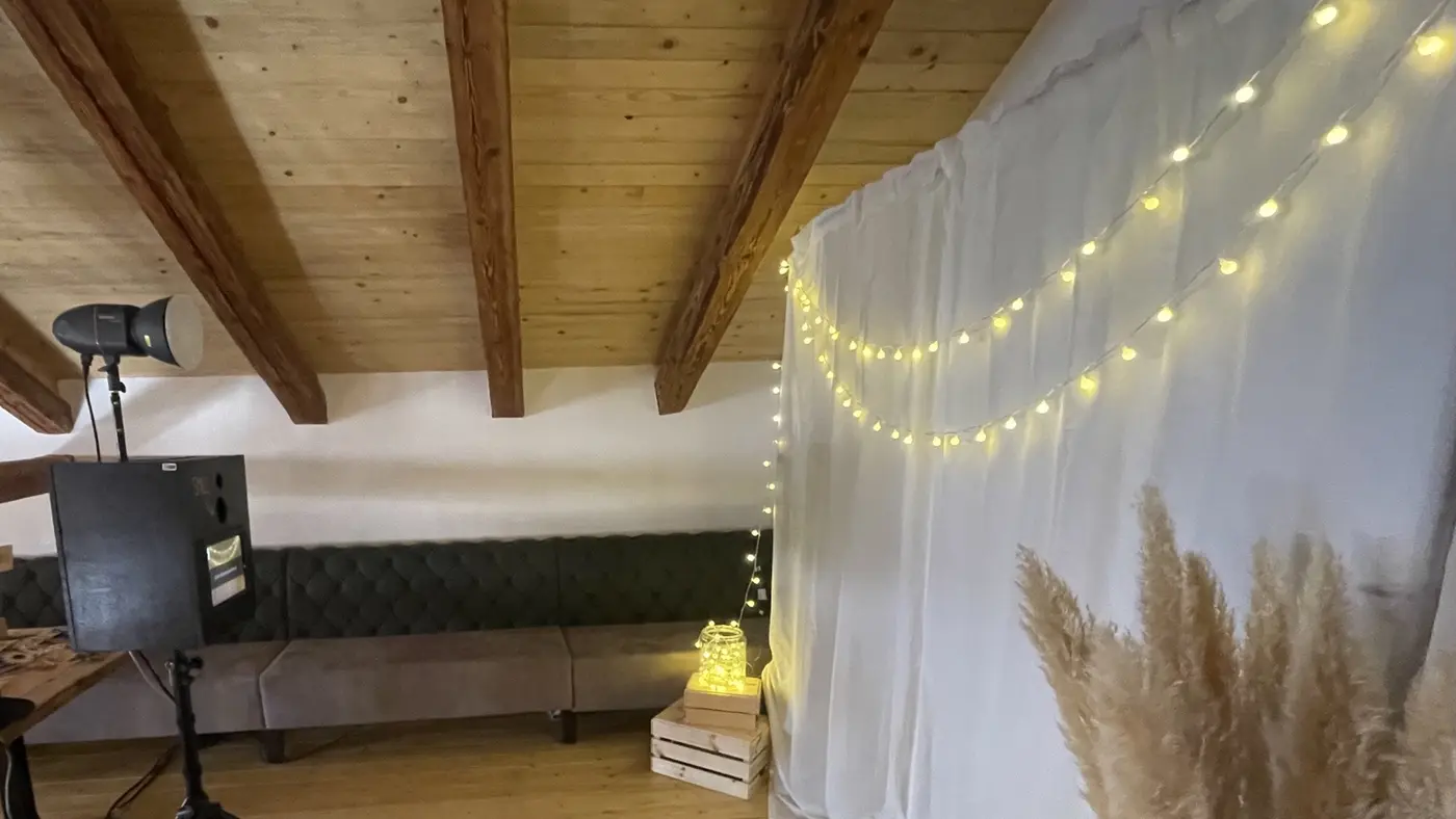 Fotobox mit weißem Hintergrund, Lichterketten und Pampasgras