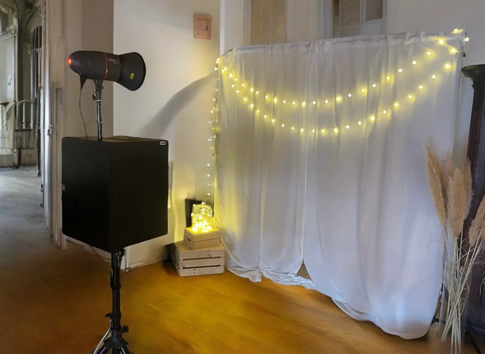 Fotohintergrund - weißer Vorhang (Kosten 25 €) - ohne Lichterkette