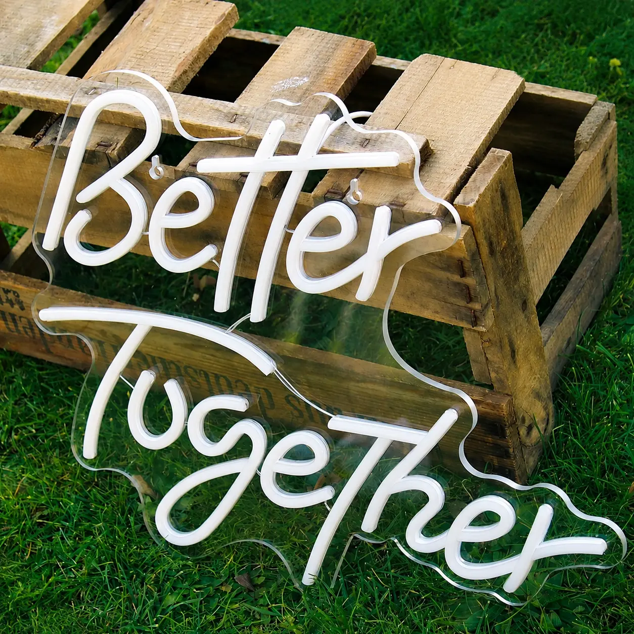 Better Together Neon-Leuchtschilder auf rustikalen Holzkisten